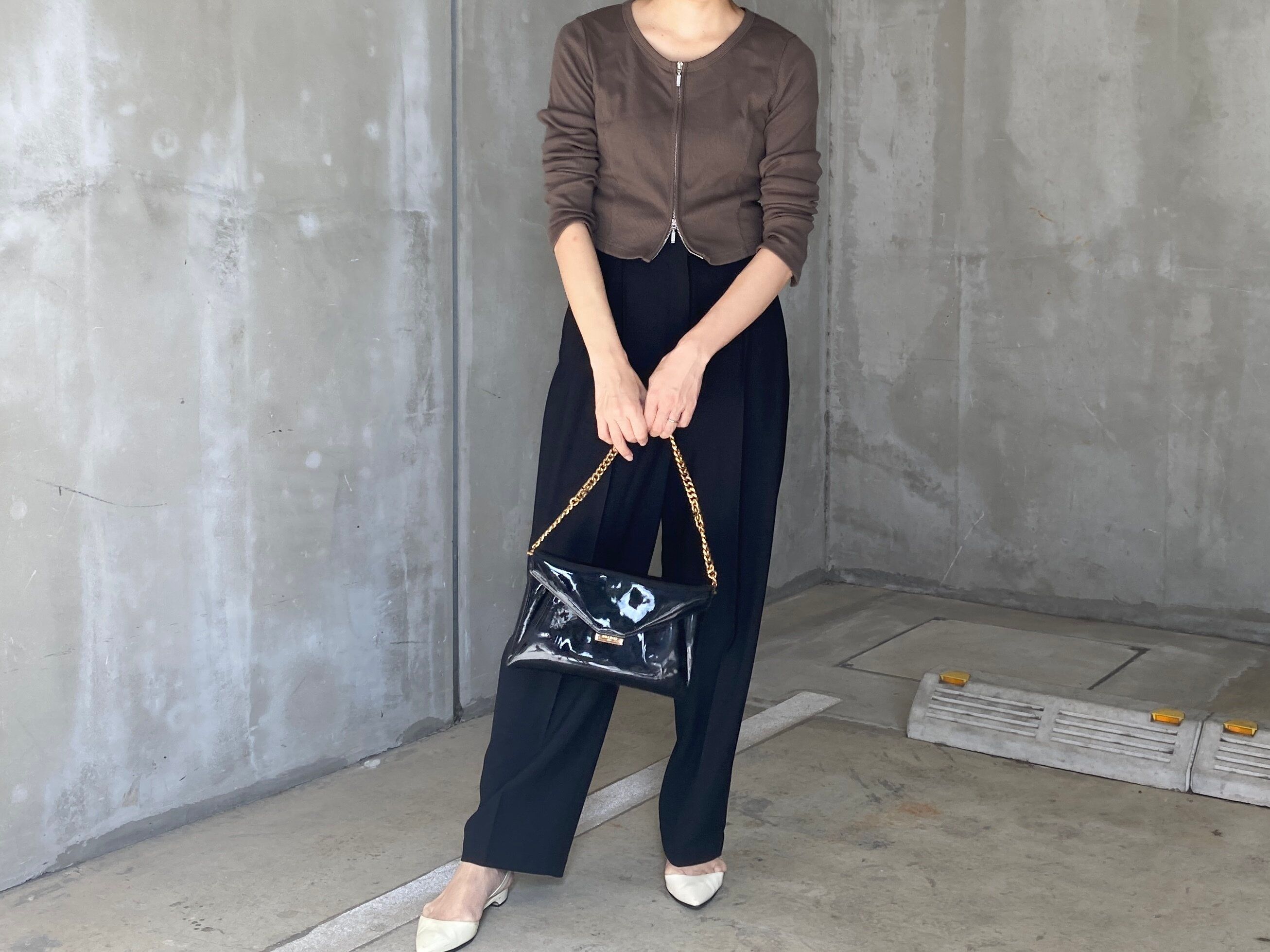 お腹まわりのプヨ!「ウエストインしない」派の40代正解コーデ