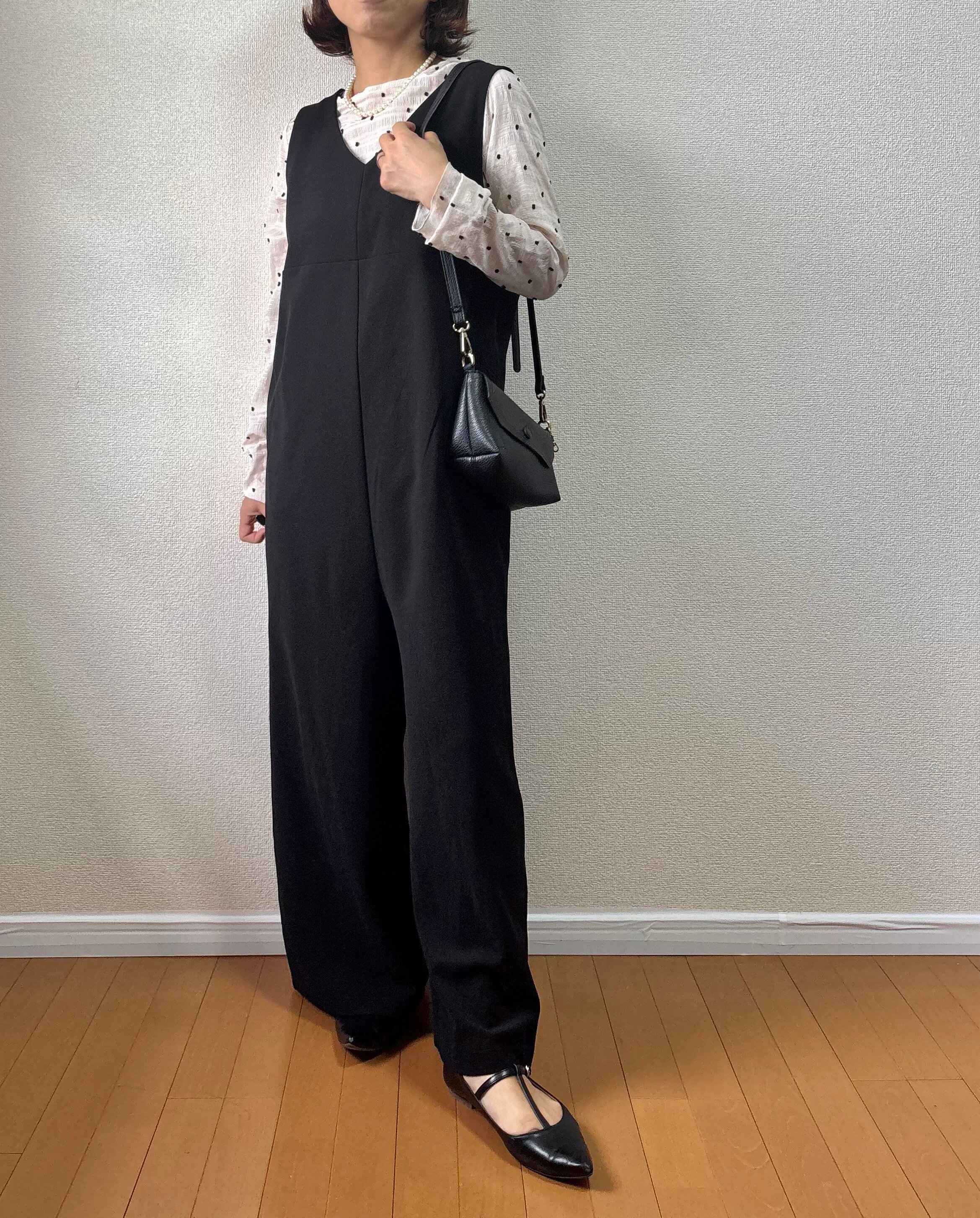 ドットトップスをサロペットのインナーにしたコーディネート