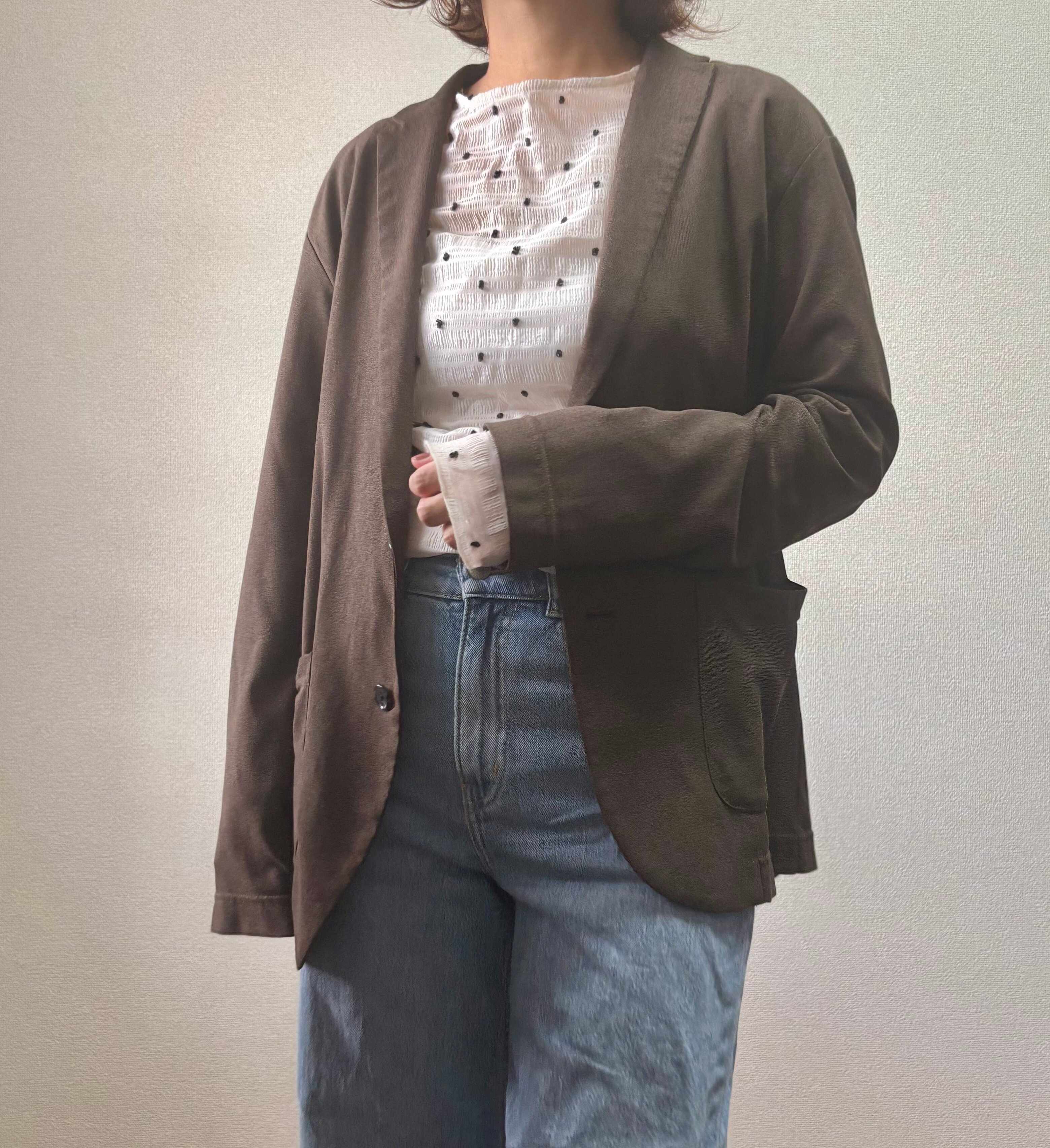 ドットのトップスをジャケットに合わせたコーディネート