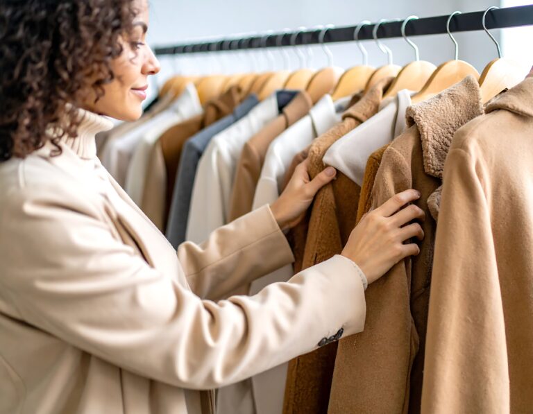 ちょっと待って！40代が着ると「おばさん」に見える残念なアウターって？