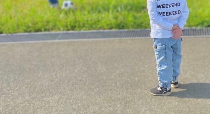 公園でサッカーをするパパと息子の「逆転現象」に24万いいね!!うしろで手を組み、見守る5歳息子の「貫禄がすごい」と話題に