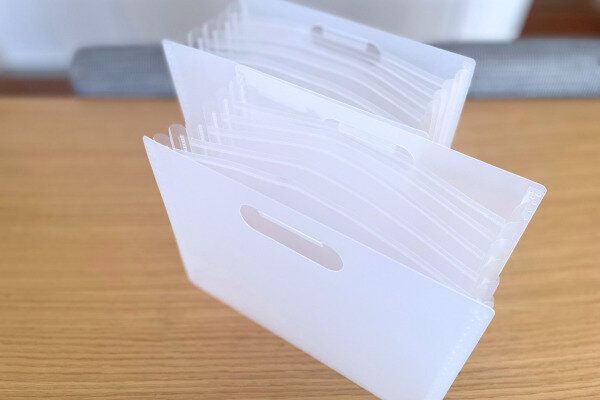 じゃばらファイルを広げ、自立している状態