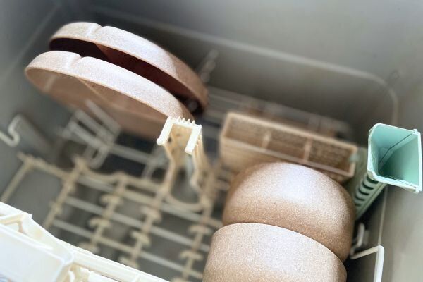プレートとボウルを食洗機に入れた様子