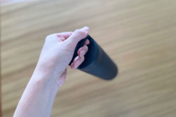 ボトルのハンドル部分を持っている様子