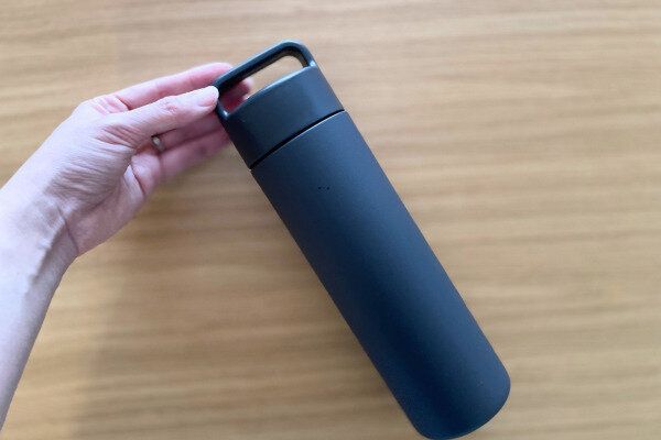 シンプルで丸みのあるフォルムの魅力が伝わるボトルの全体写真