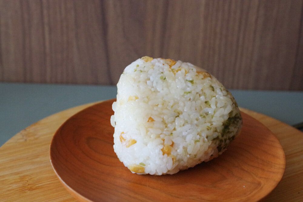 【カルディ】もへじのあげ玉で作った!「たぬきおにぎり」が絶品だった!いつものおにぎりに飽きたら試してみて!