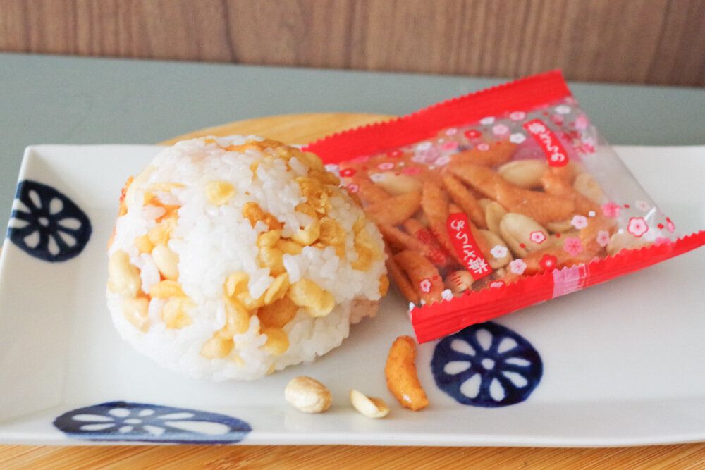 【カルディ】もへじのあげ玉で作った!「たぬきおにぎり」が絶品だった!いつものおにぎりに飽きたら試してみて!