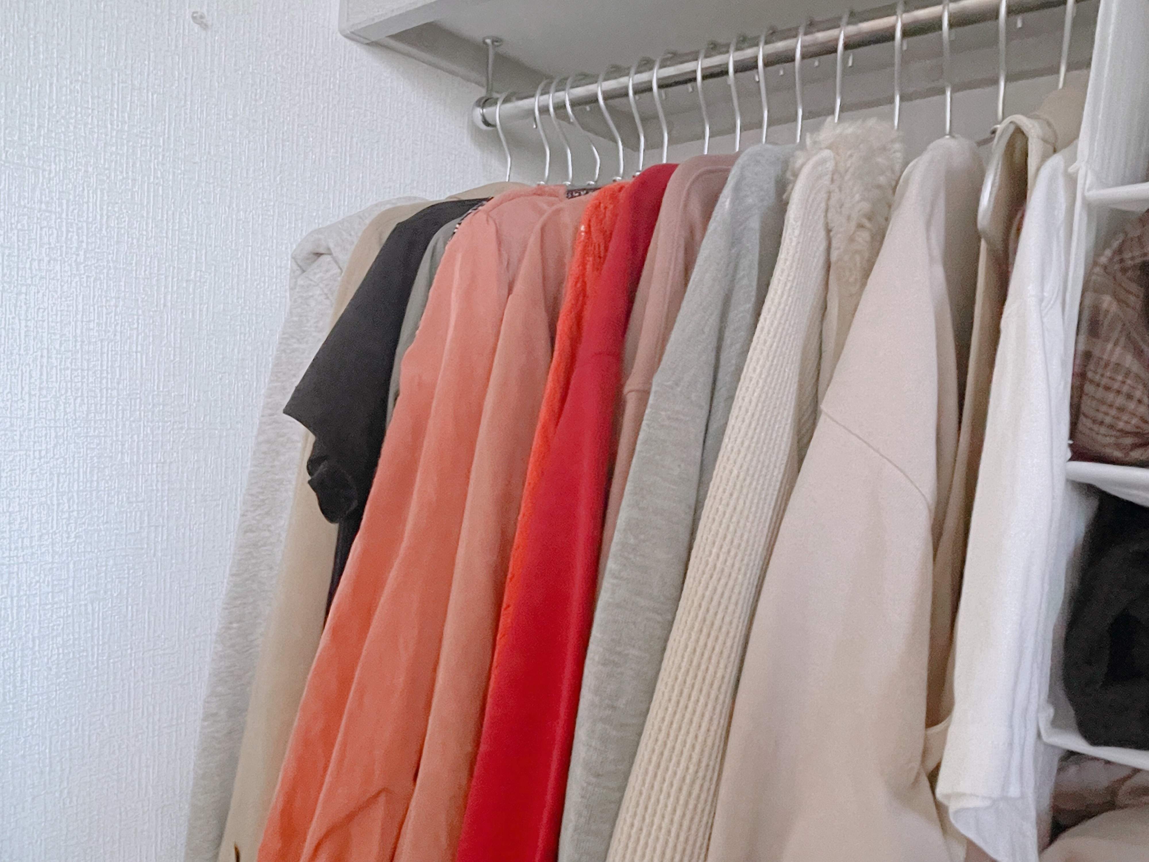 【衣替えシーズン】年間30着で過ごすシンプリストが迷わず捨てる服5選