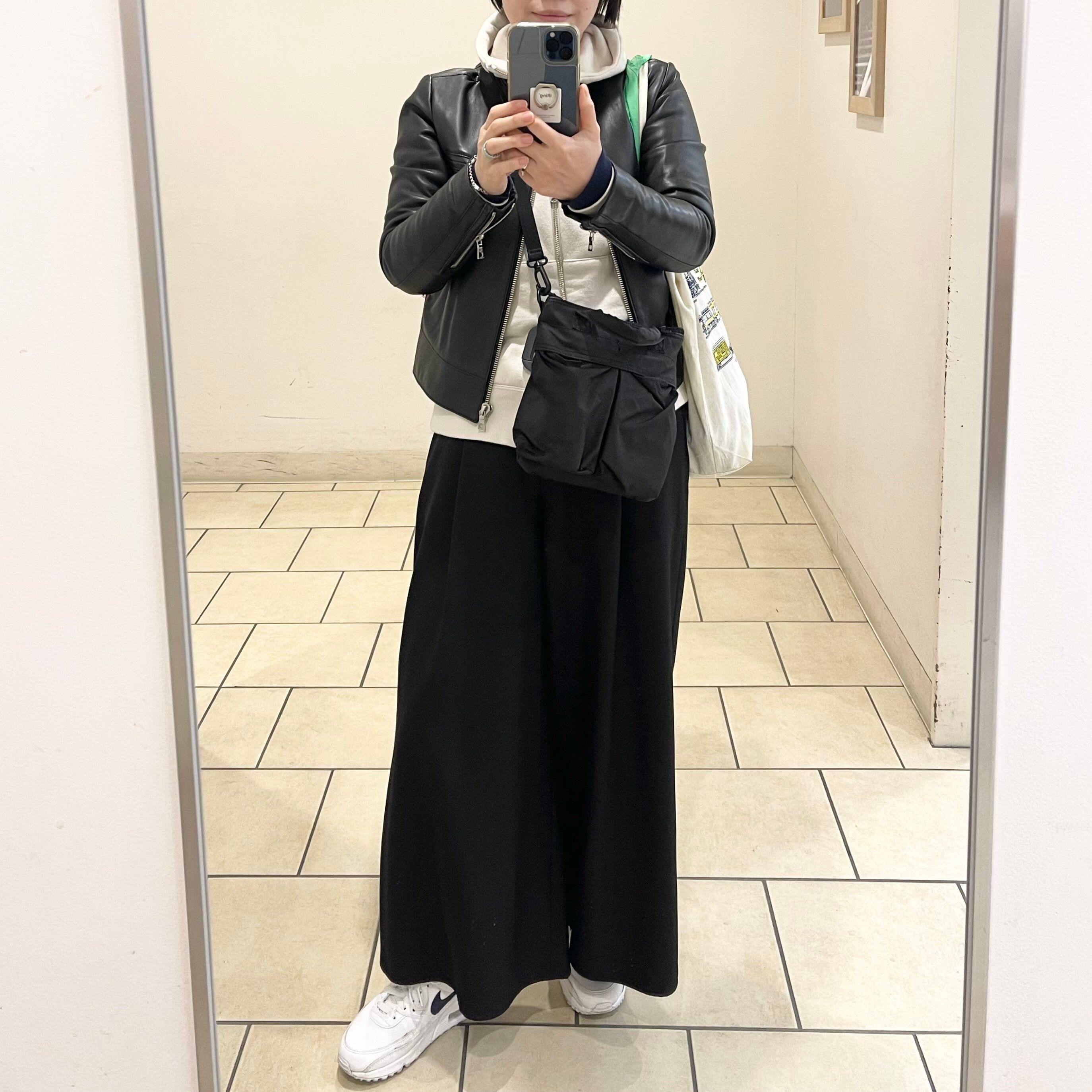 モノトーンのレザーコーデ