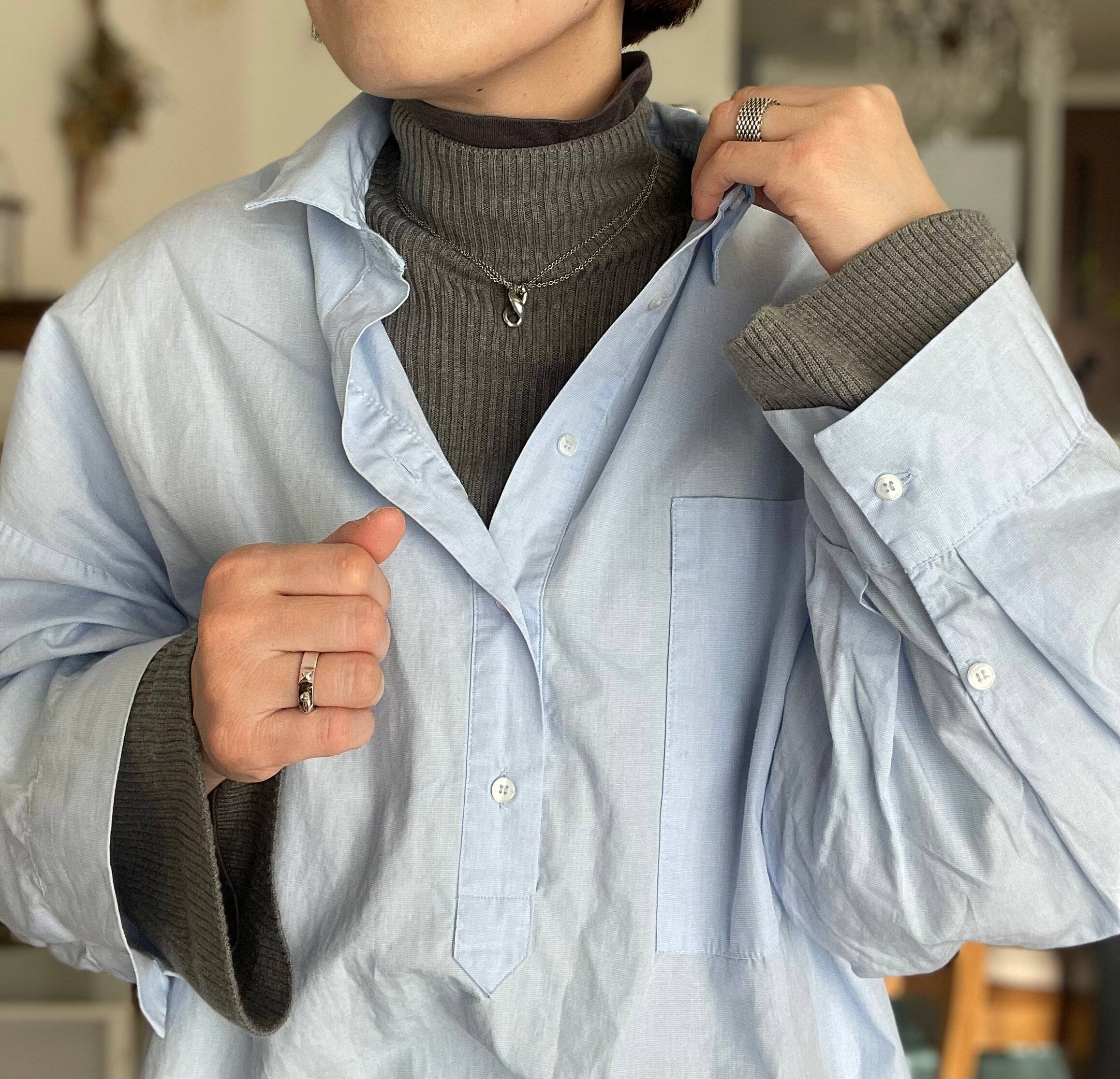 タートルネックとシャツ