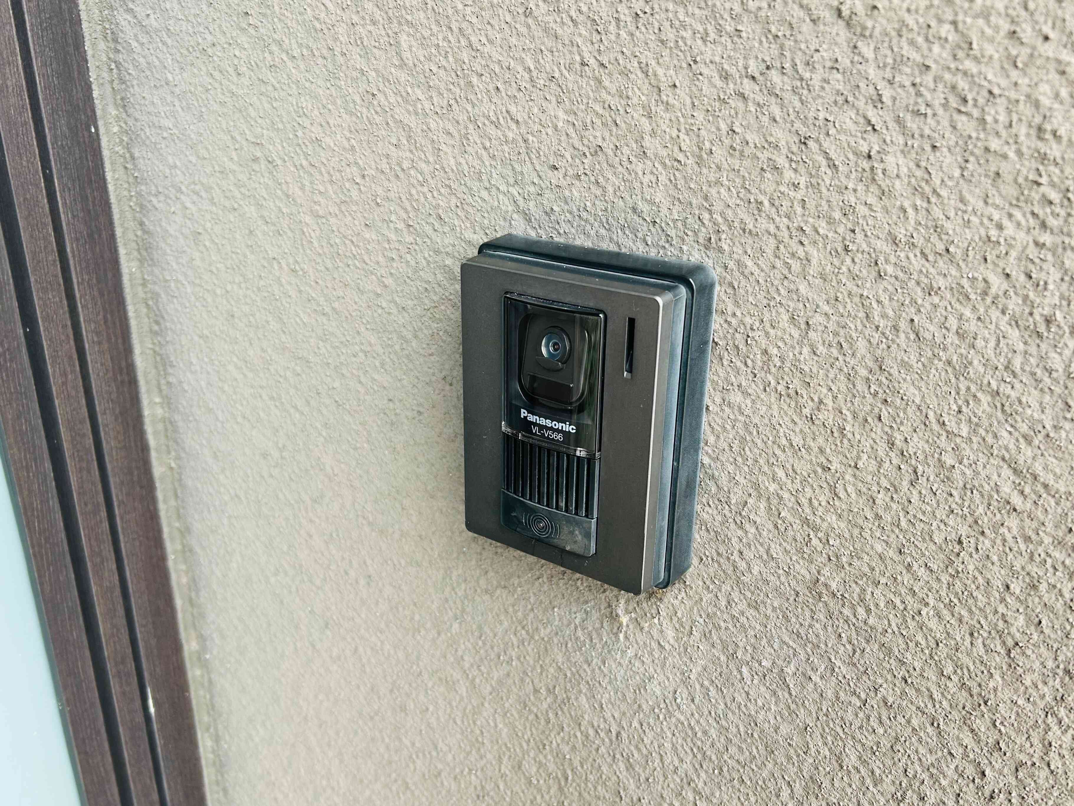 玄関の外、インターホン