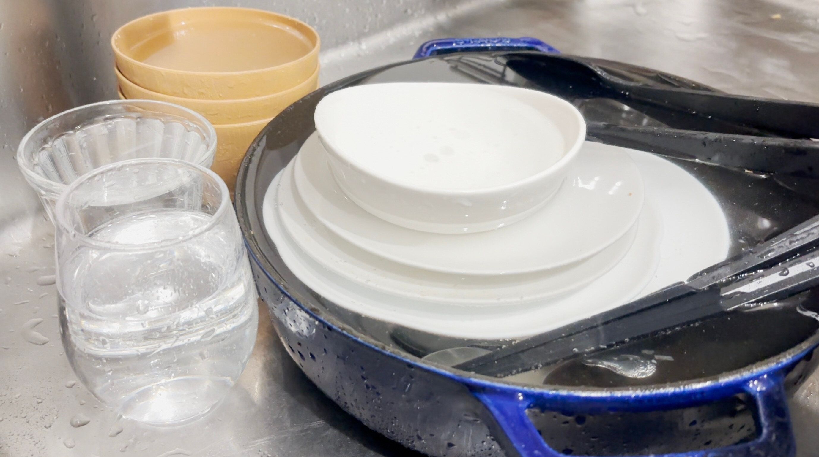 食器を水につけておく