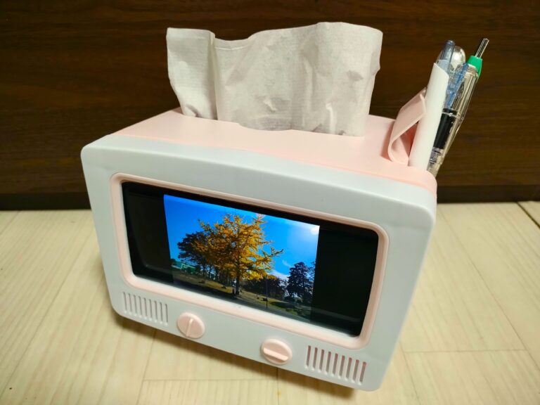 【ダイソー】かわいすぎる！ティッシュケースにもなるテレビ型のスマホスタンドを発見しました