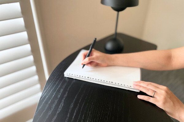 自分の感情と向き合い、ノートにメモを取る様子