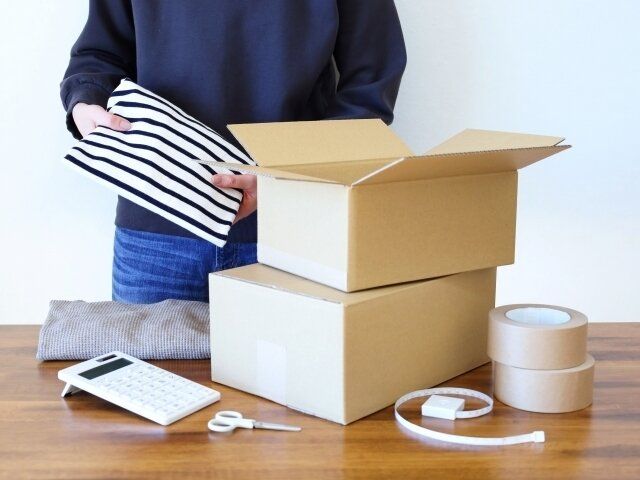 フリマの発送準備をしている女性