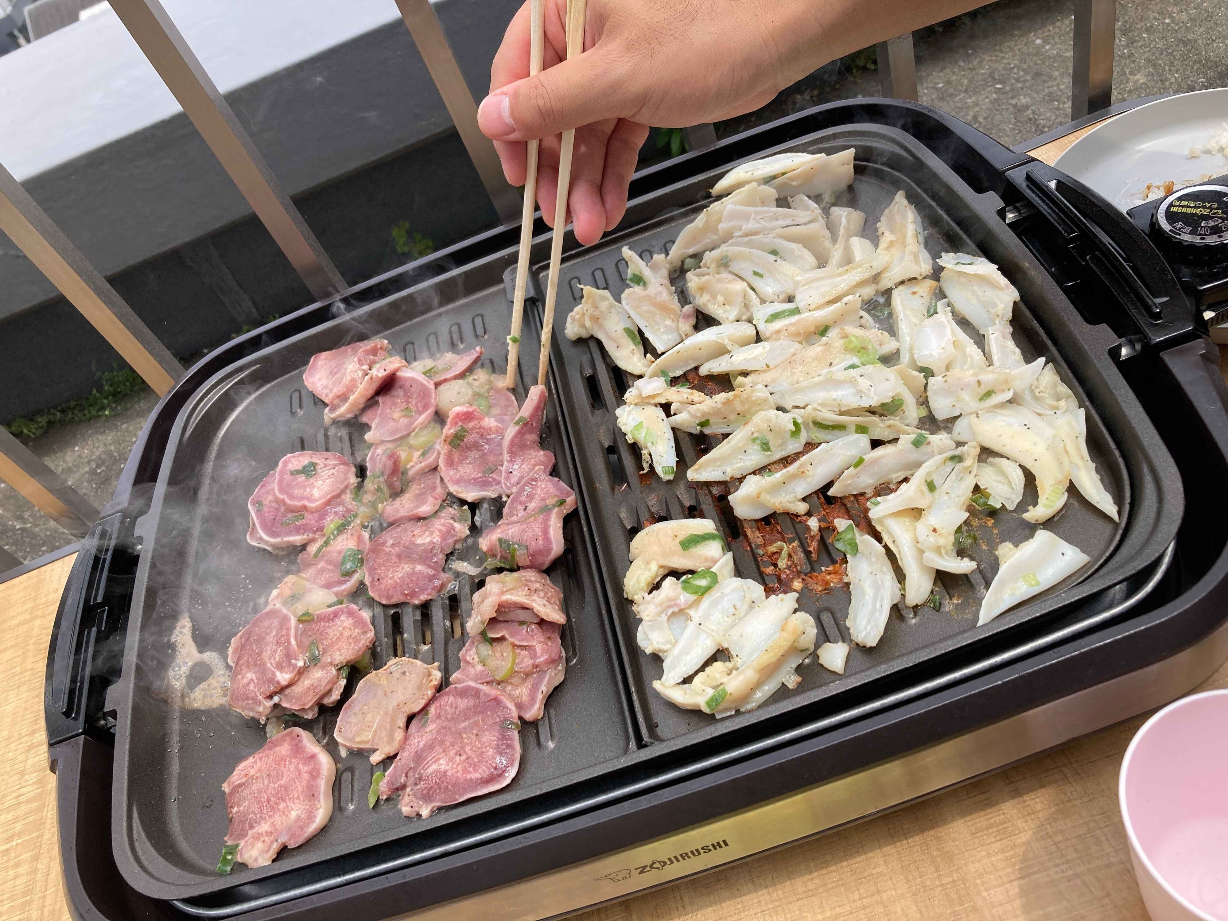 ホットプレートでお肉を焼いている