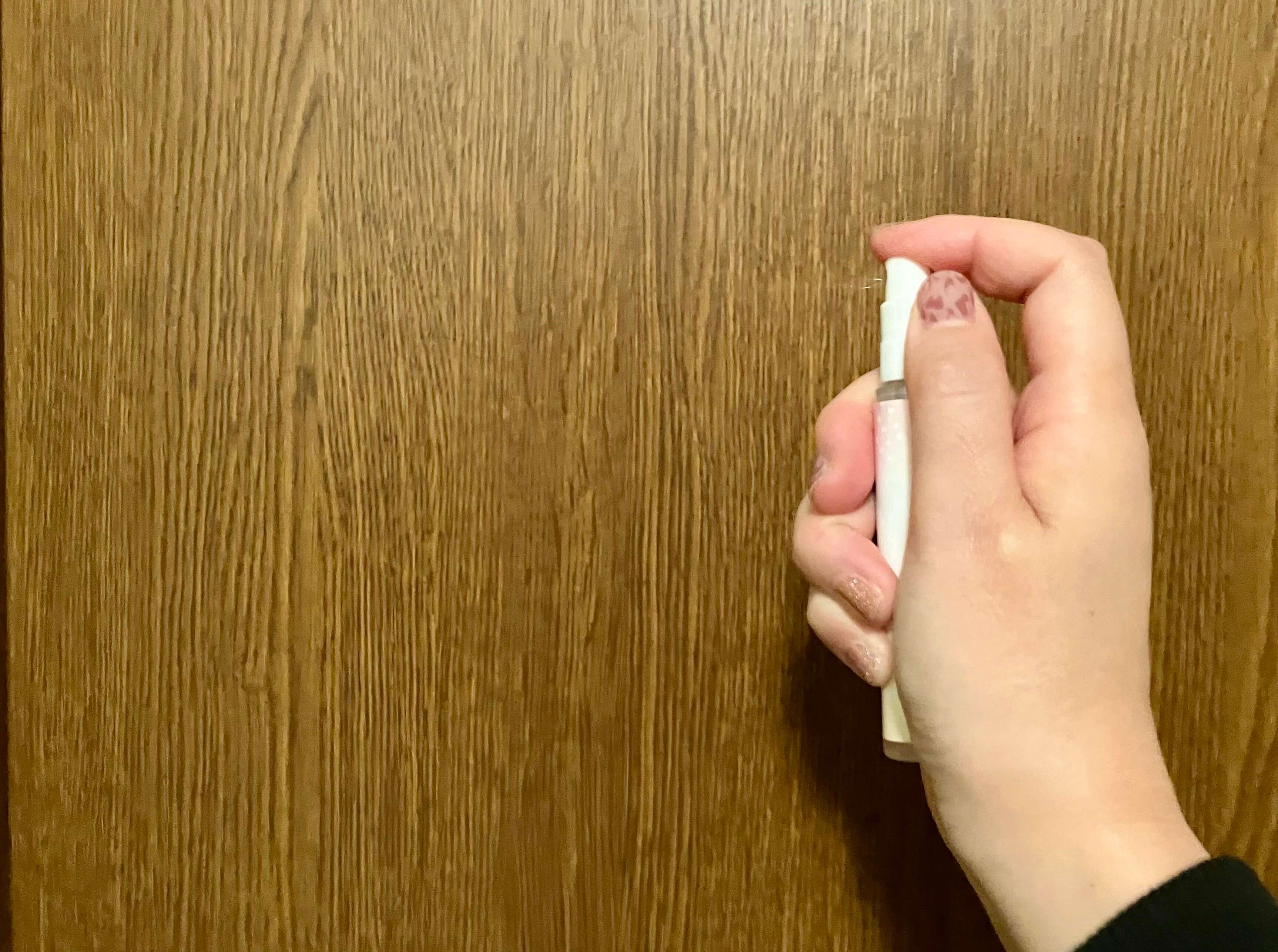 「消臭力 トイレ用 携帯タイプ」をスプレー