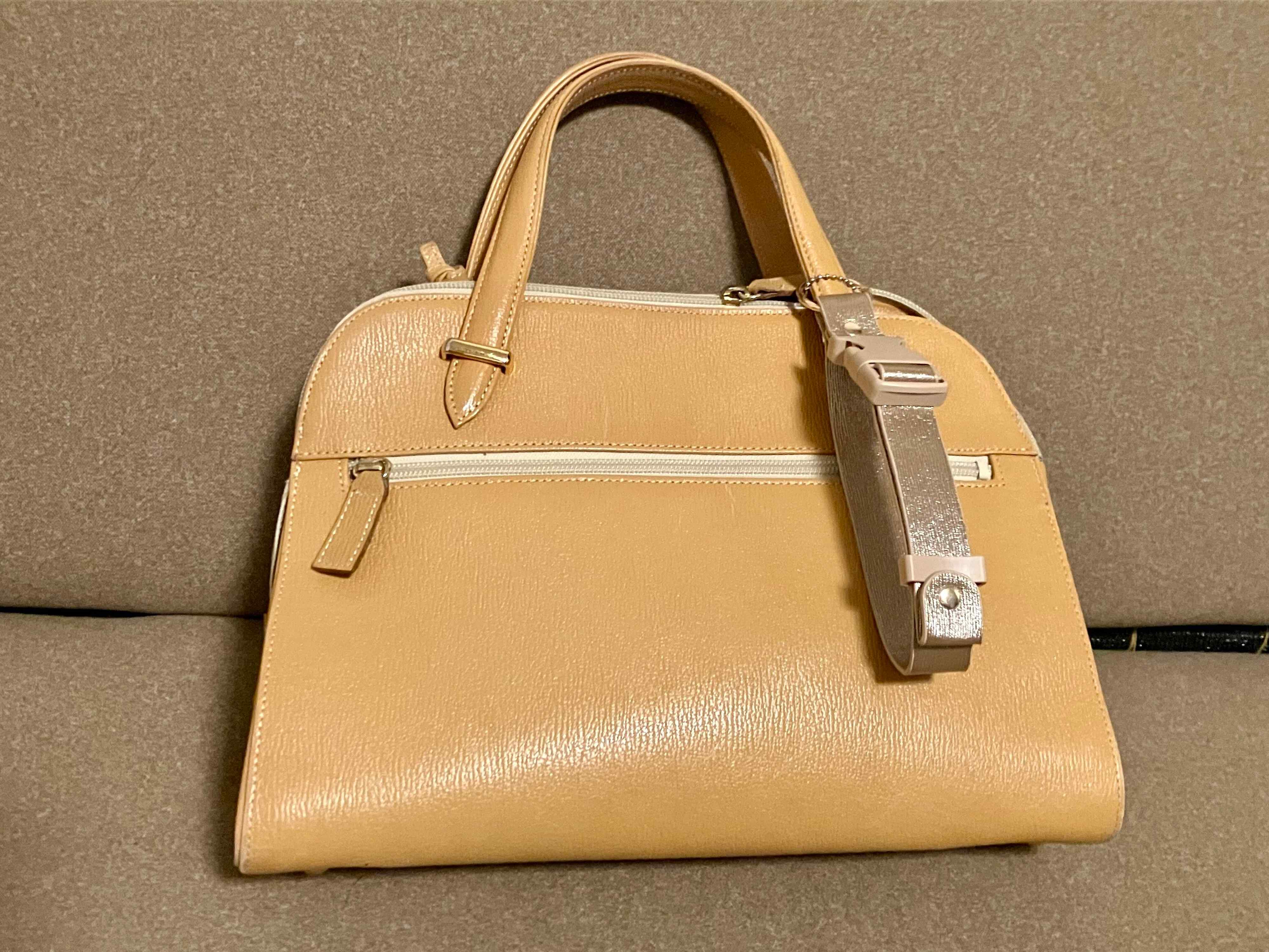 カラビナをカバンの持ち手に取り付けます