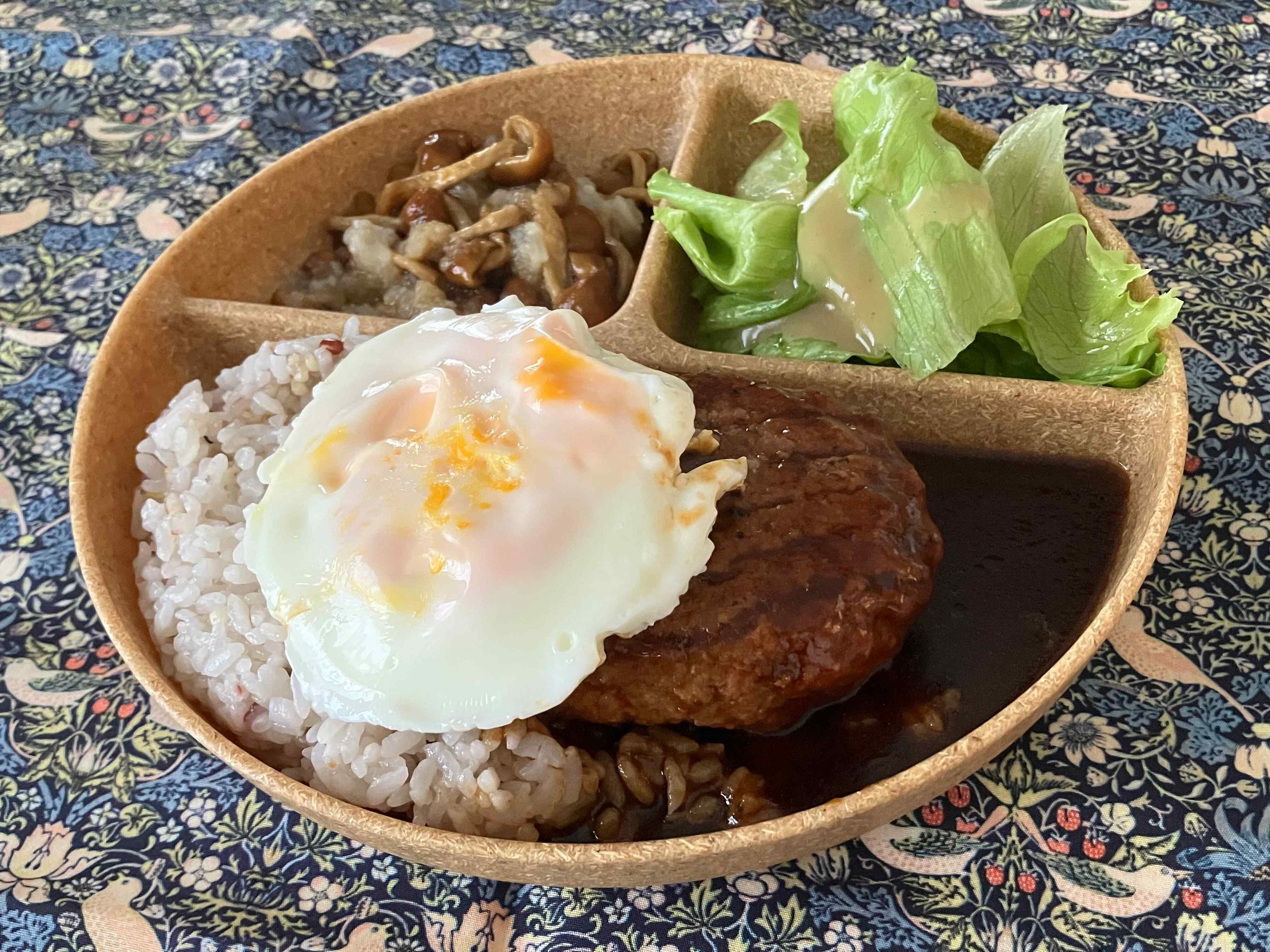 レンジで使える ヤシの端材を使った 仕切り付きプレート