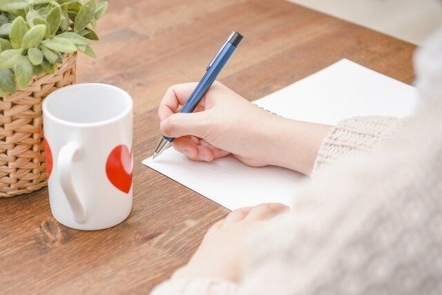 メモをとる女性