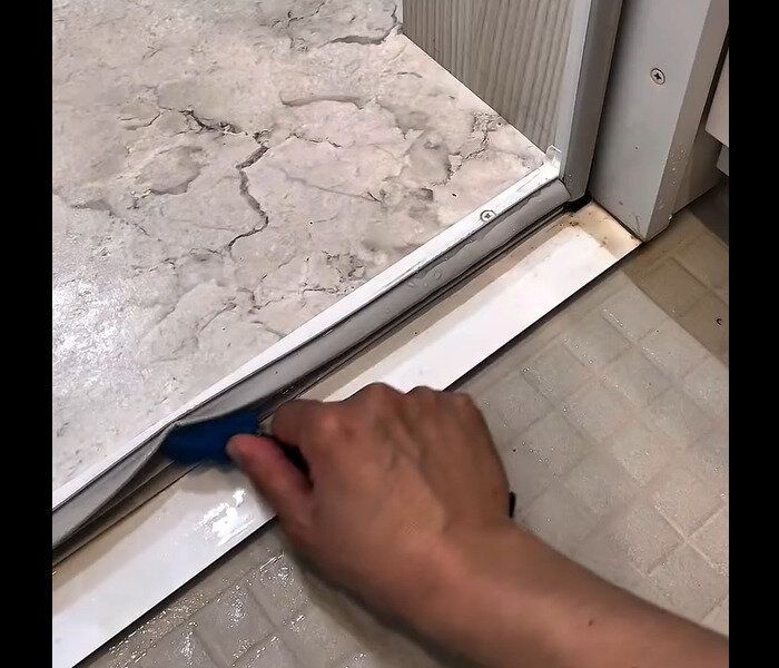 【ダイソー】軽くこするだけ！カビとりスティック