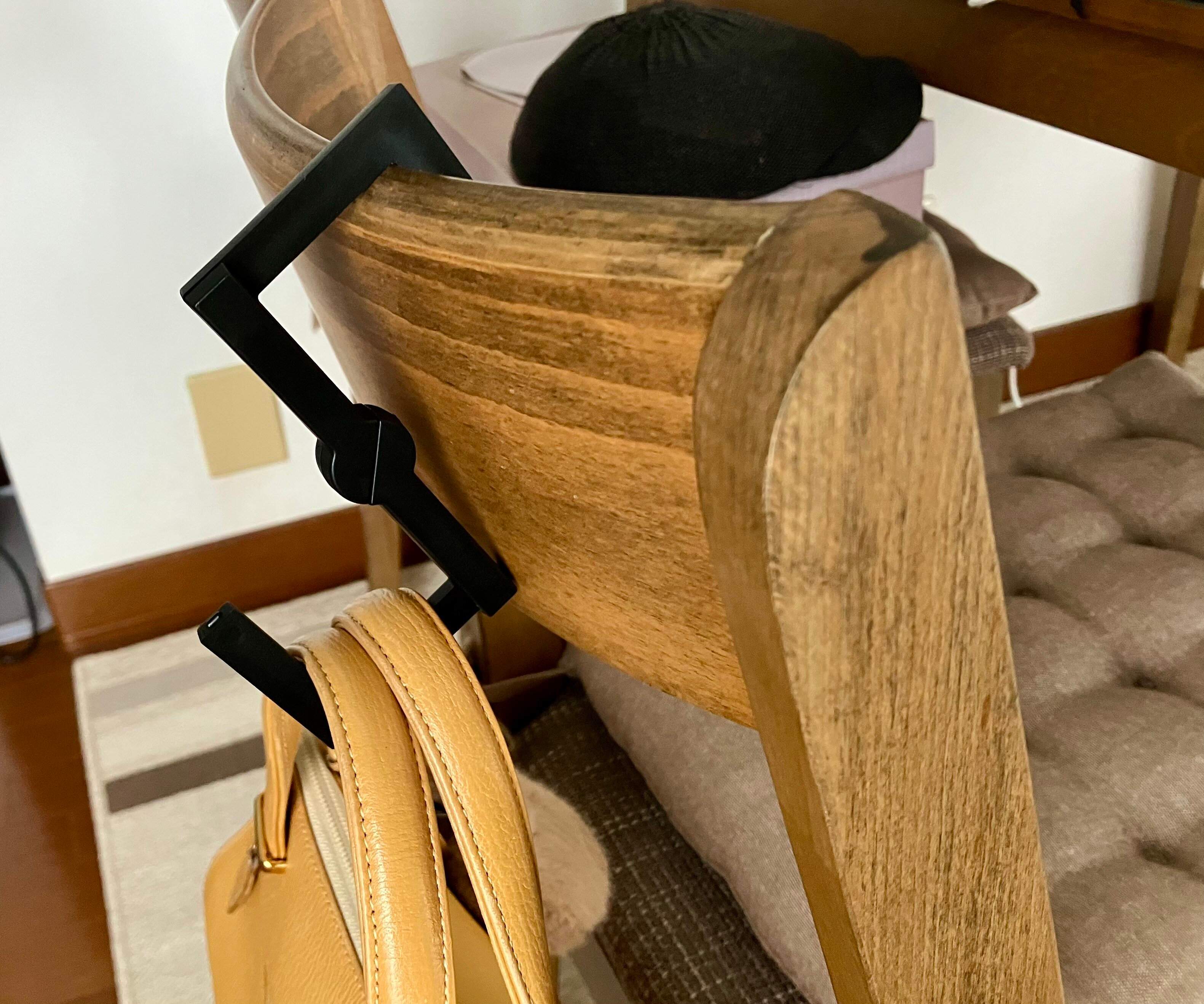 イスにも掛けられます