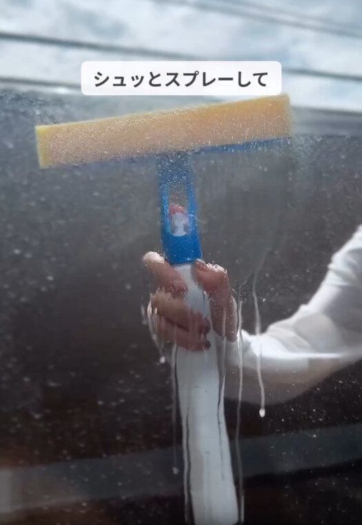 【ダイソー】スプレータイプなので簡単に窓掃除が可能