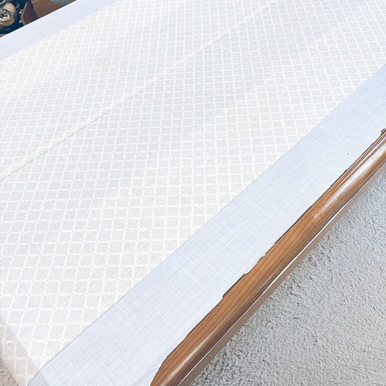 はがれてきたリメイクシートにさよなら！古いテーブルをリメイクできるおすすめアイテム