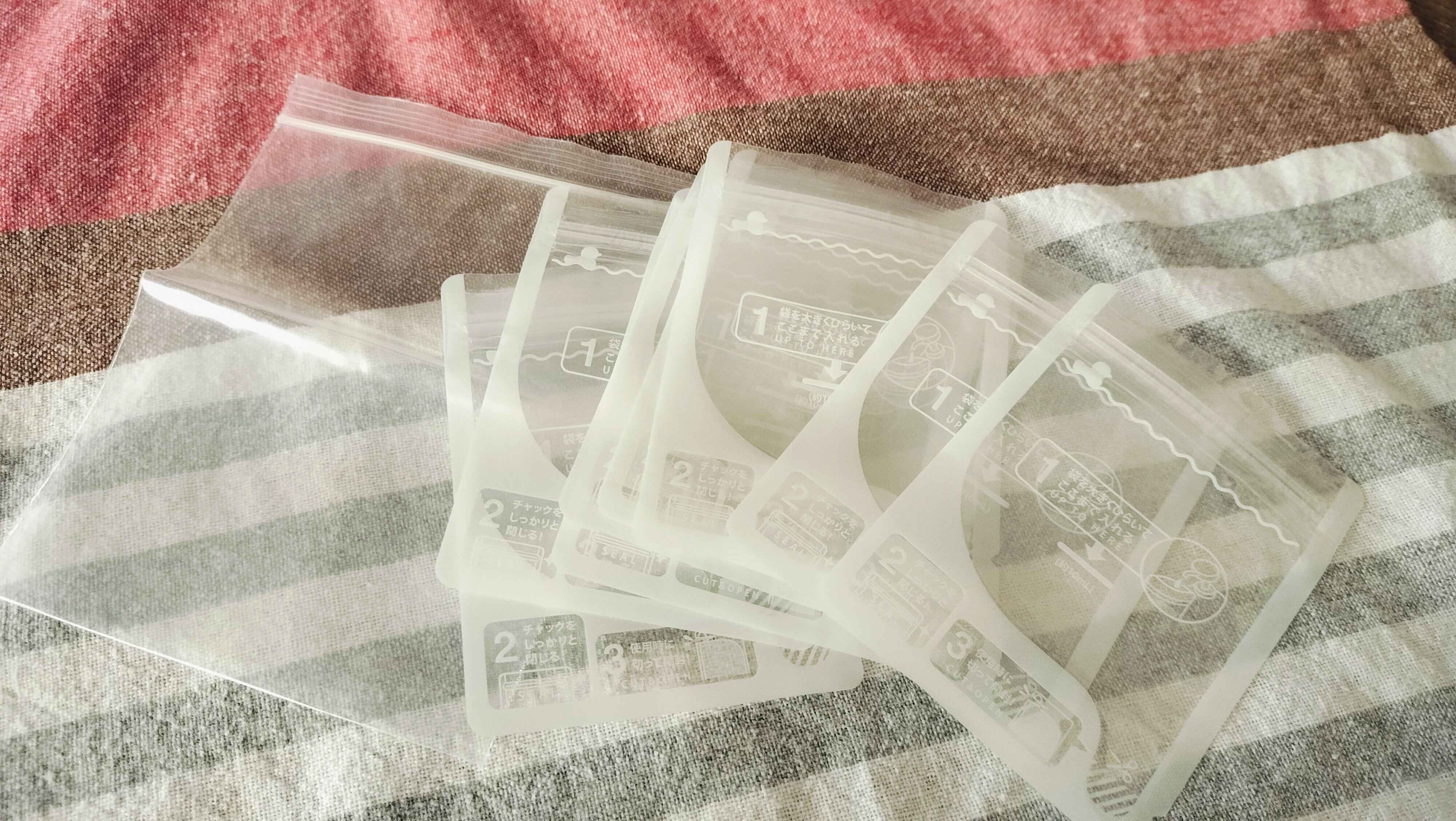 ジッパーで密封できるパウチ