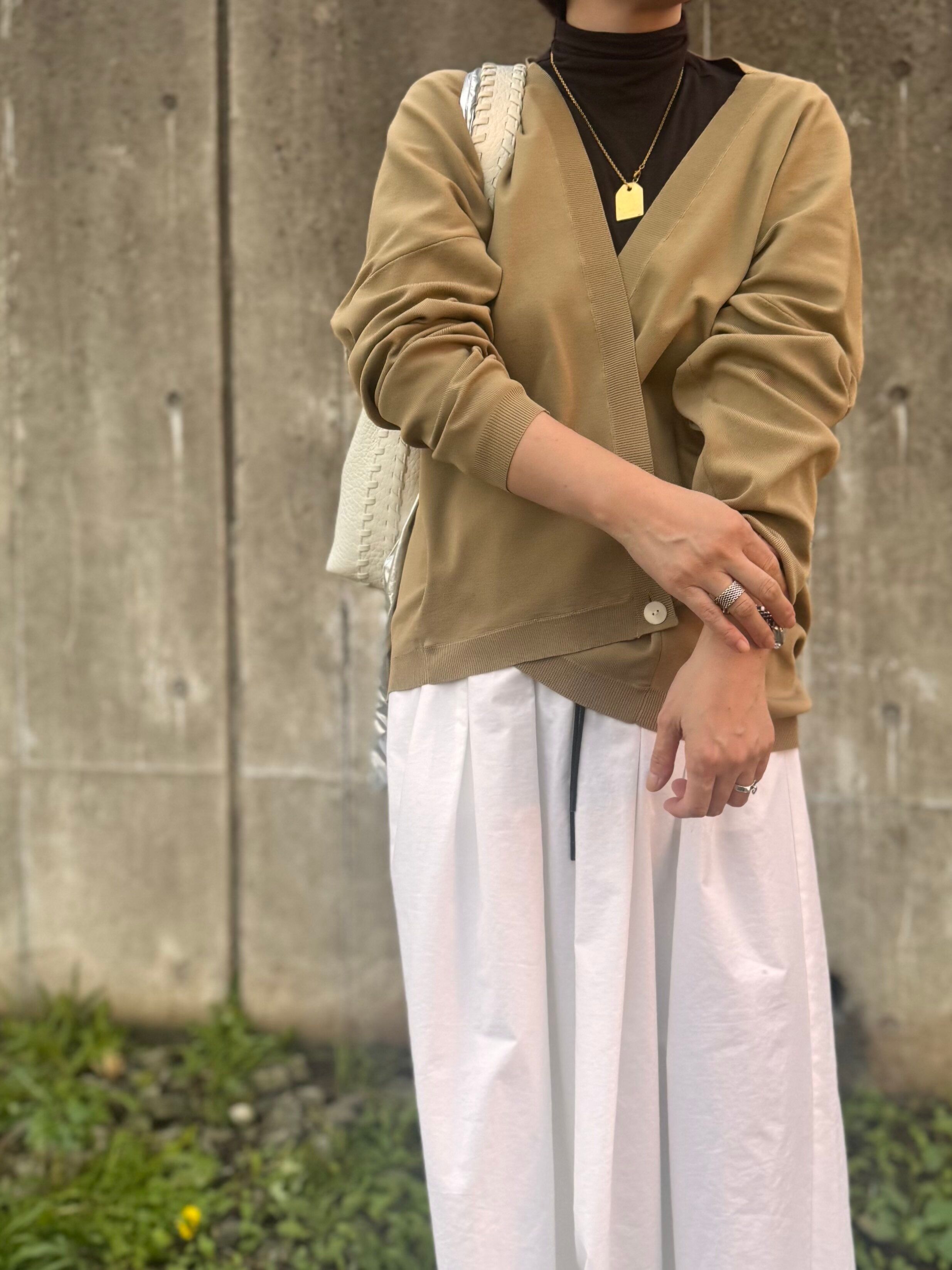 ベージュカーディガンと白スカート