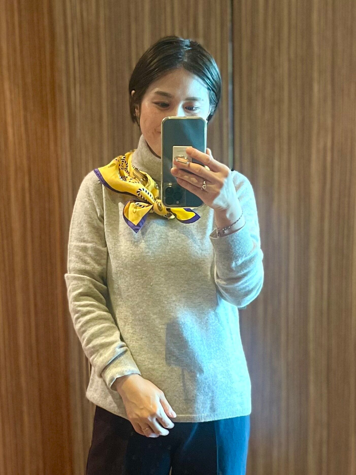 グレーニットとスカーフ