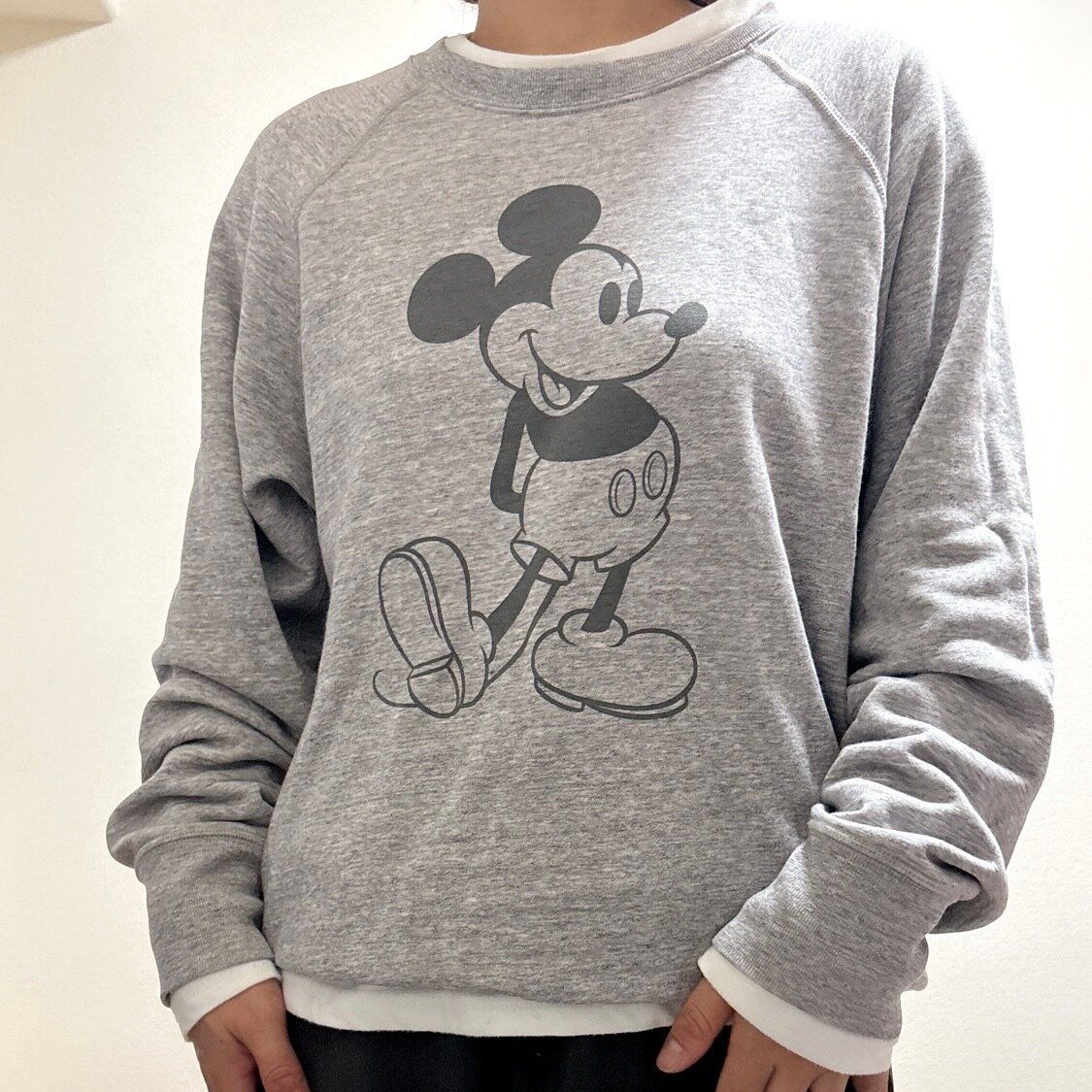 スウェットの下に白のロンTを着て白を覗かせているところ