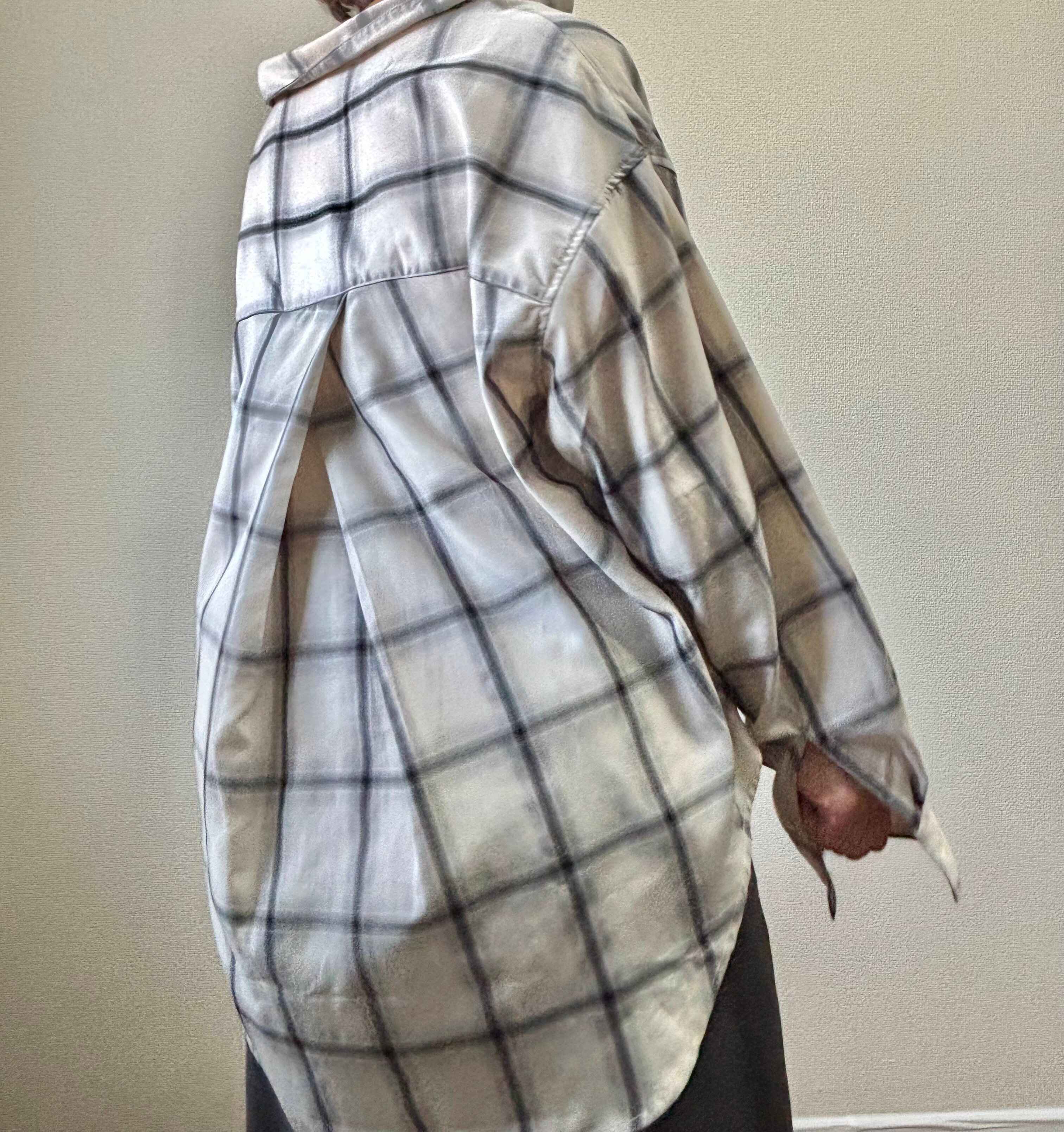 チェックシャツの後ろ姿