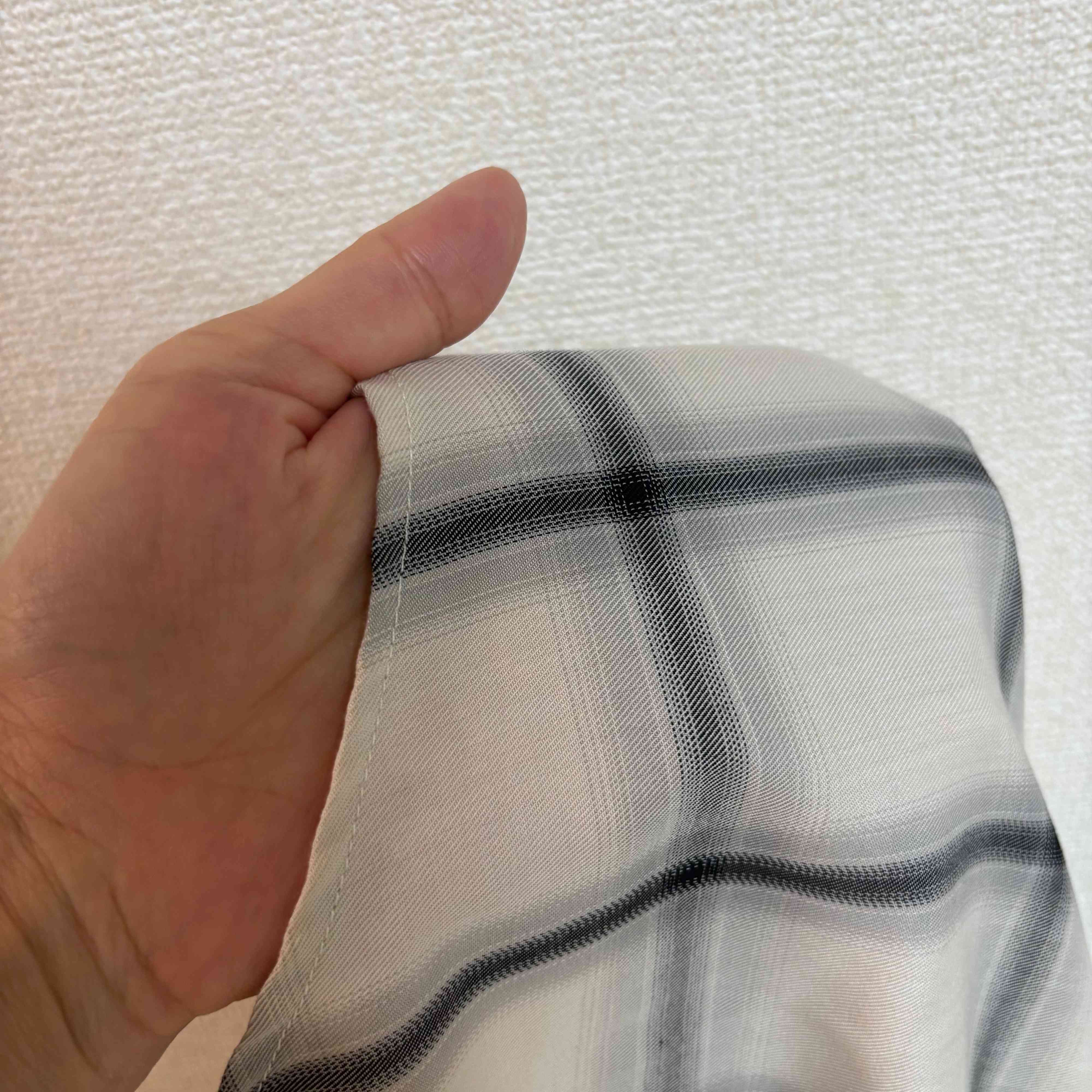 チェックシャツの素材感、薄さ