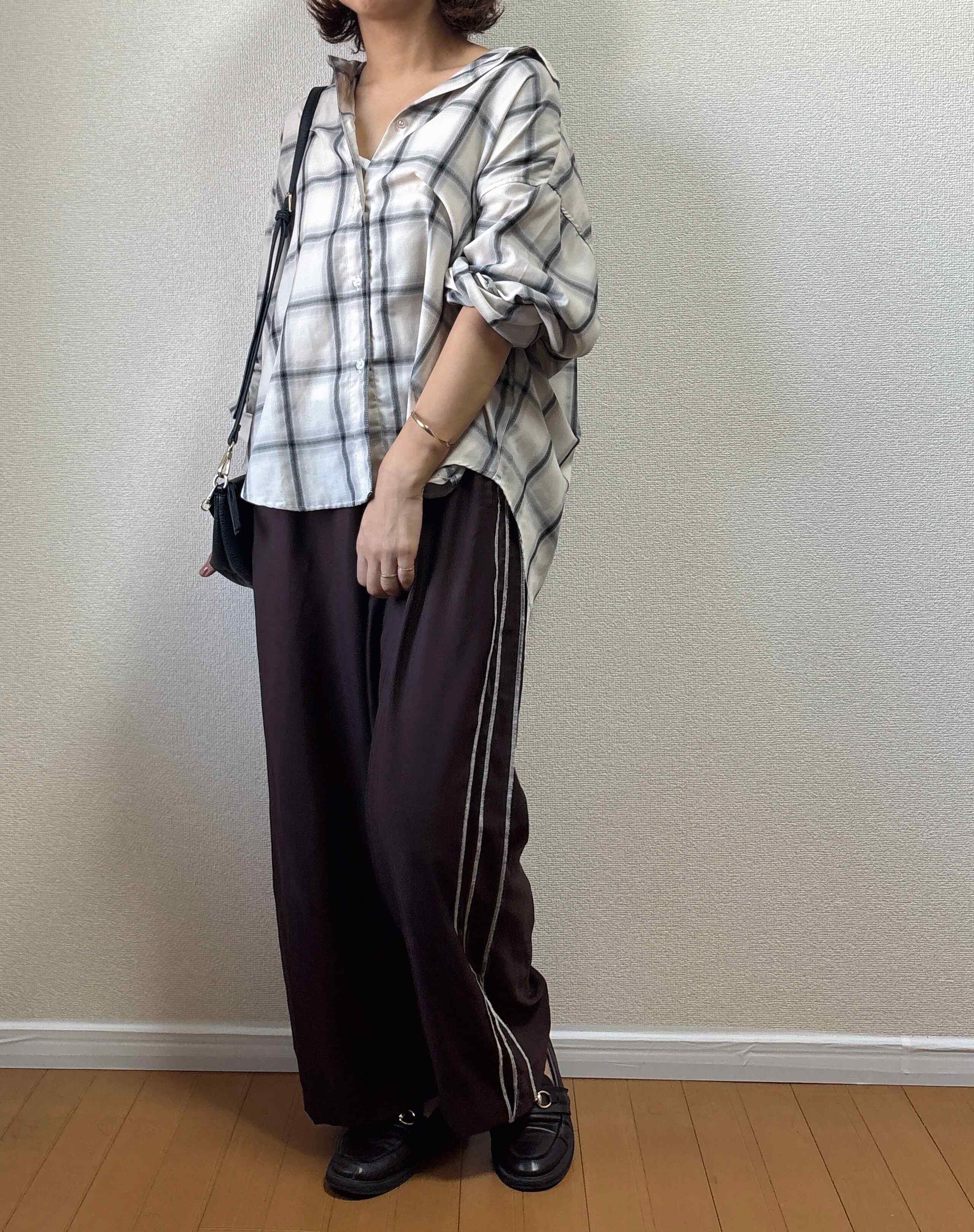 チェックシャツとワイドパンツのコーディネート