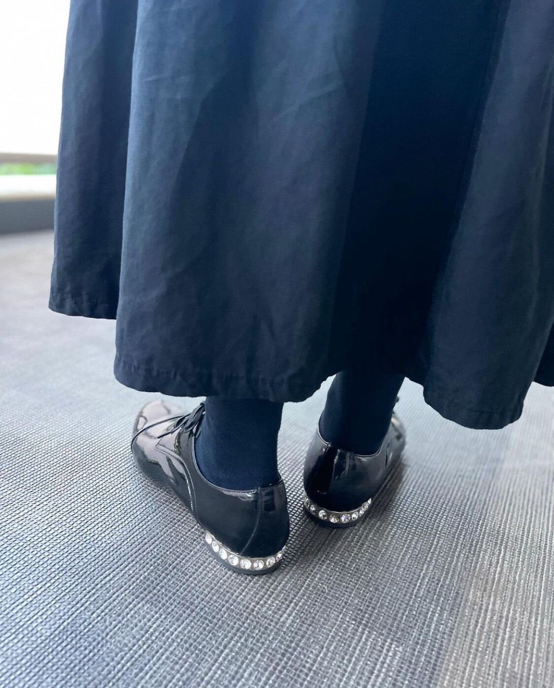黒シューズにネイビーソックス