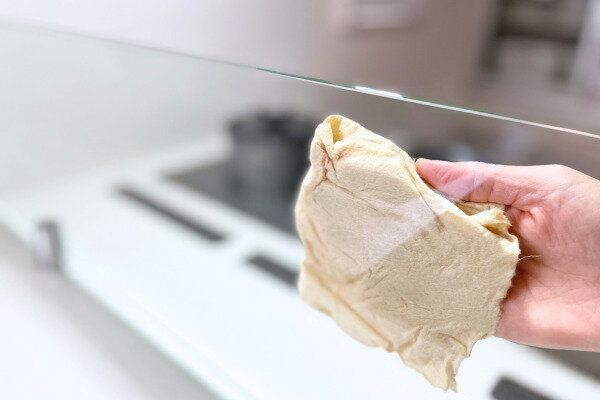 キッチンの拭き掃除をする様子