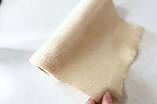 ロールから引き出している様子