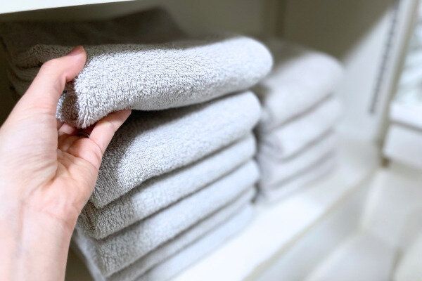 タオルを手に取っている