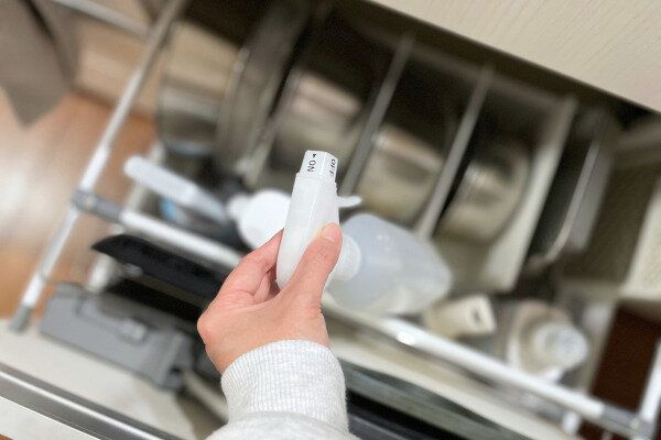 見えやすく収納された洗剤を取り出すシーン