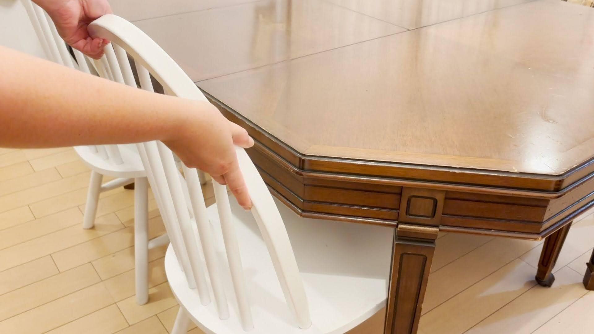 テーブルまわりを片付ける