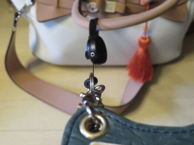 ほかのカードケースに着けられる