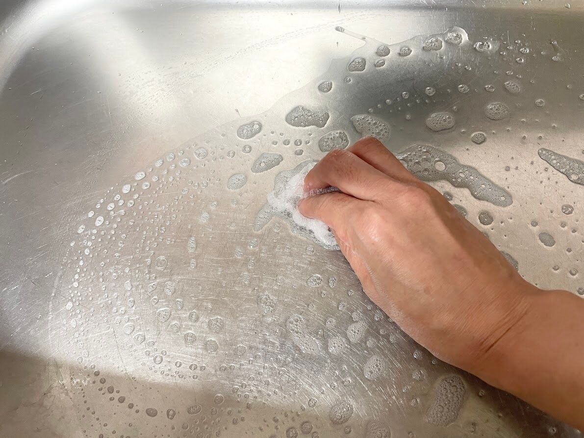 シンクをラップで洗う