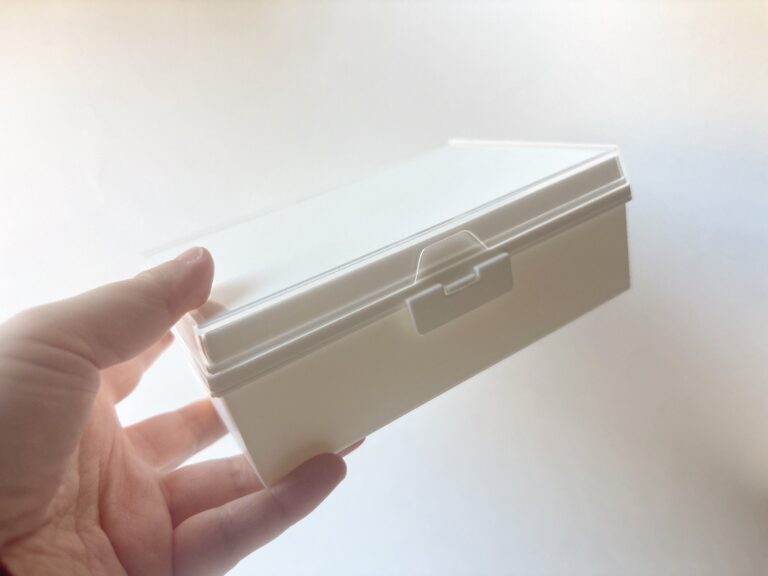 【セリア】もう探さなくていい！大ブームのシール収納にも使える超便利な収納ケース