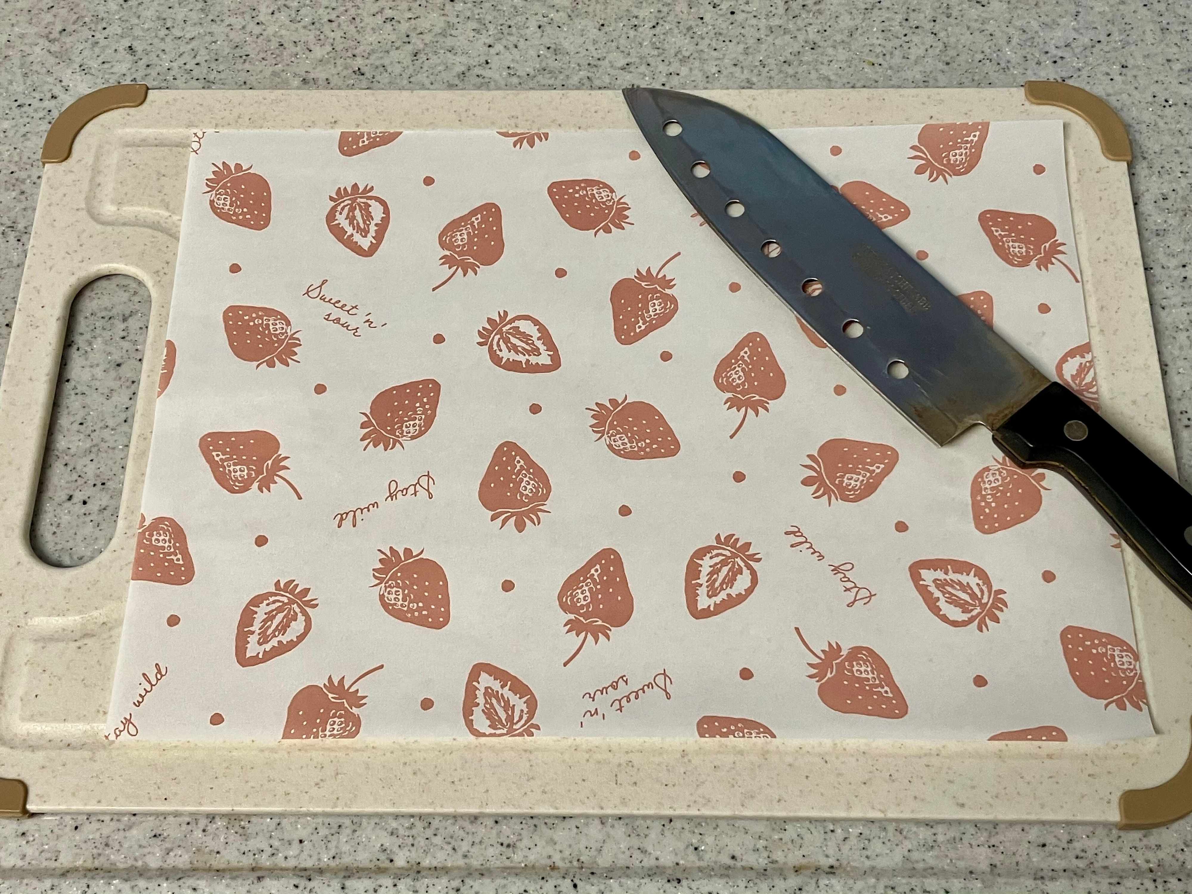 まな板の上にシートを敷きます