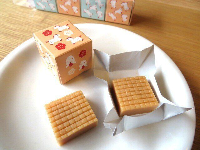 「北海道から 干支キャラメル 午 黒糖みつきなこ味」中身