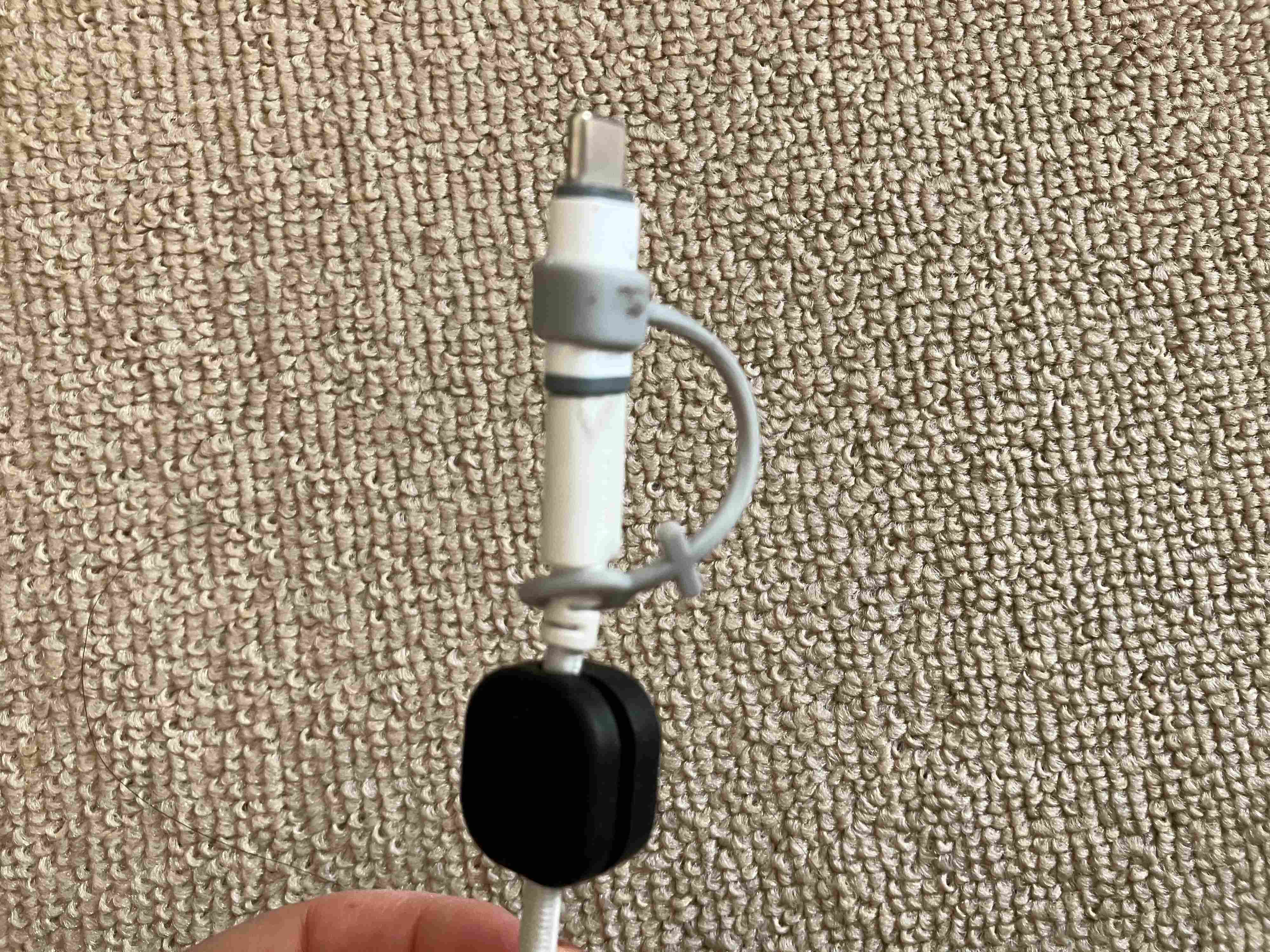 ケーブルにホルダーを挟む