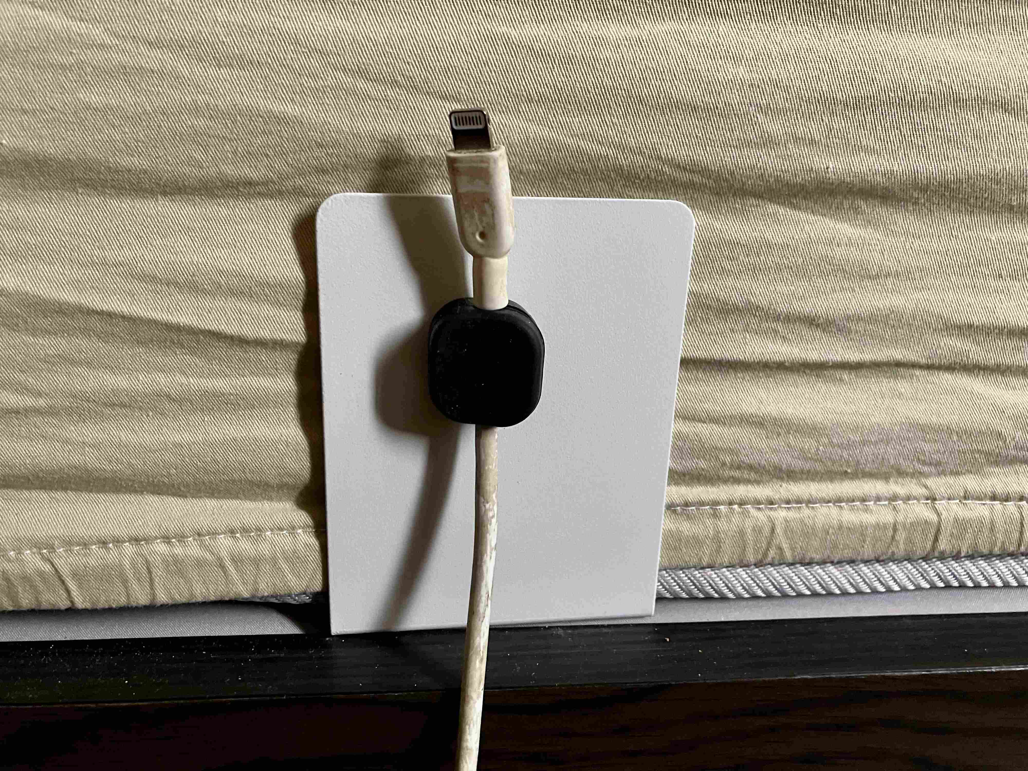 ベッドの横にペタッ