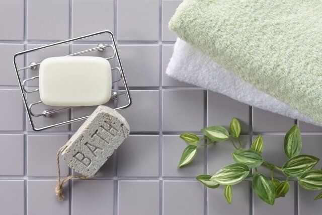 浴室のタイルとタオル