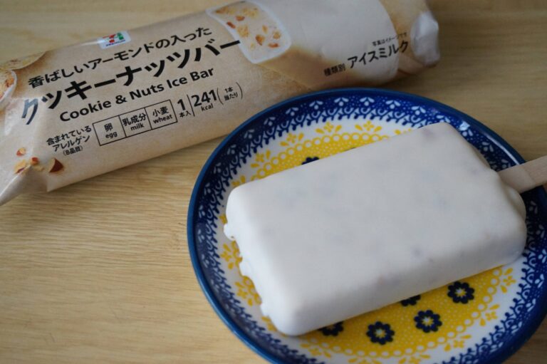 セブン人気の焼き菓子の食感を再現!?【セブンイレブン】クッキーナッツバーはアイスなのに食べ応えがすごい！